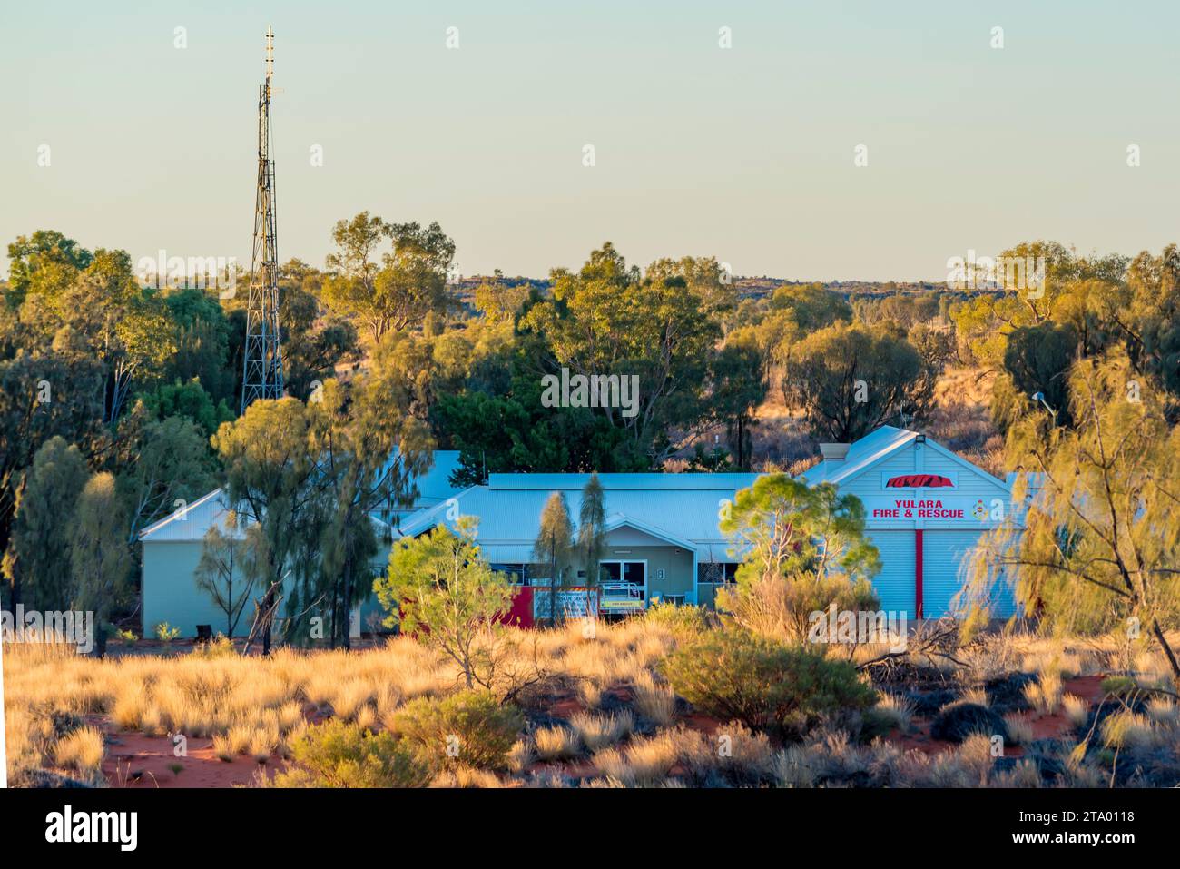 Ulara and Ayers Rock Resort Fire and Rescue Service Building in der Nähe von Uluru in Zentralaustralien, Northern Territory Stockfoto