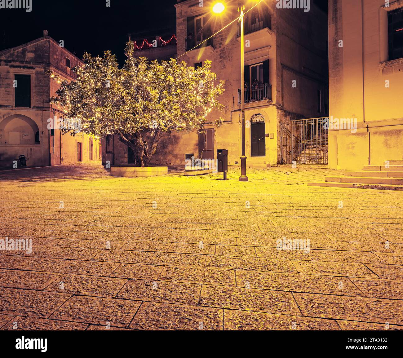 weihnachtsbaumdekoration im Freien mit Kugeln und goldenen Lichtern Dekoration auf warmem Hintergrund, Weihnachtsfestkonzept, bei Matera Stockfoto