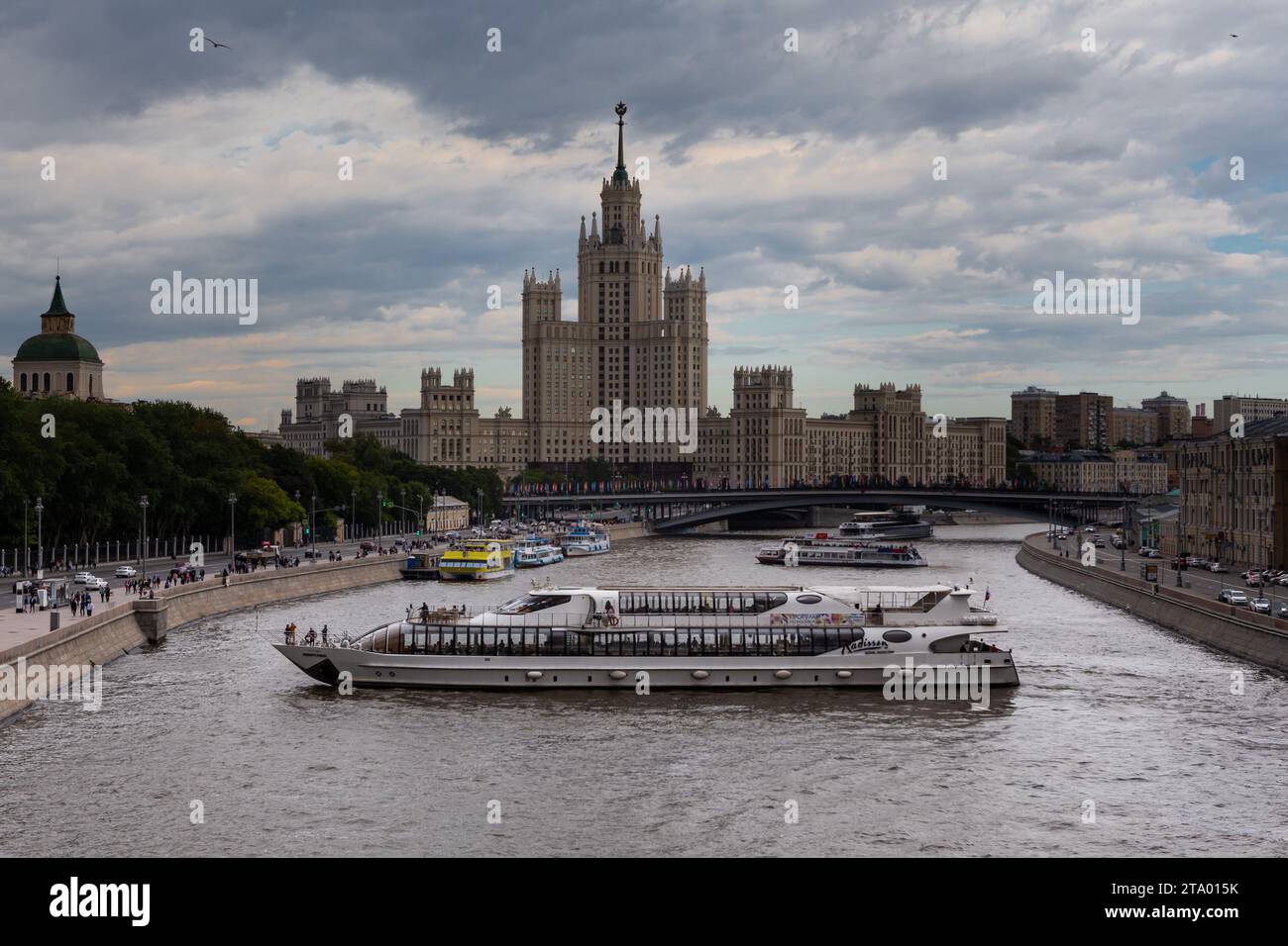 Moskau, Russland - 11. juni 2018 - U-Wende eines Touristenschiffs auf dem Moskwa-Fluss in der Nähe des Moskworetskaja-Damms Stockfoto