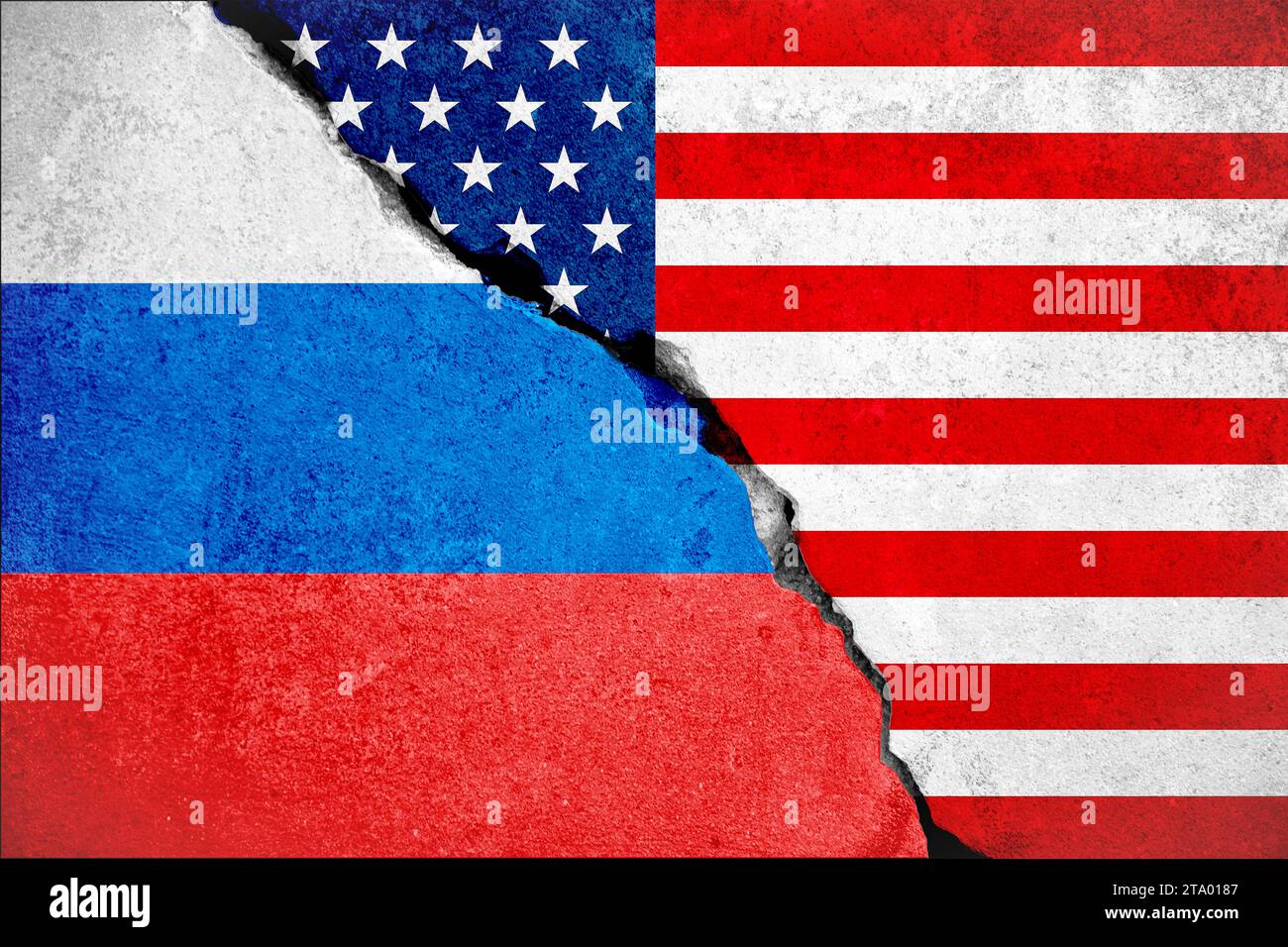 us-amerikanische Flagge auf zerbrochener Schadenswand und halb russische weiße rote blaue Flagge, Beziehungskrise zwischen russland und usa Konzept Stockfoto