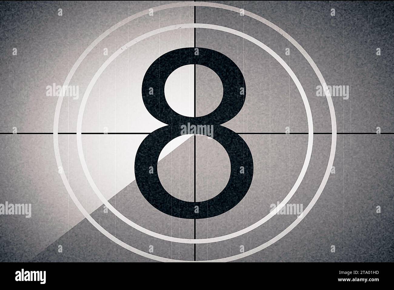 Universelle Filmführerin, Symbol zählt von 8 nach unten, mit Chroma-Taste auf grünem Bildschirm am letzten Filmschild im Vintage-Stil Stockfoto