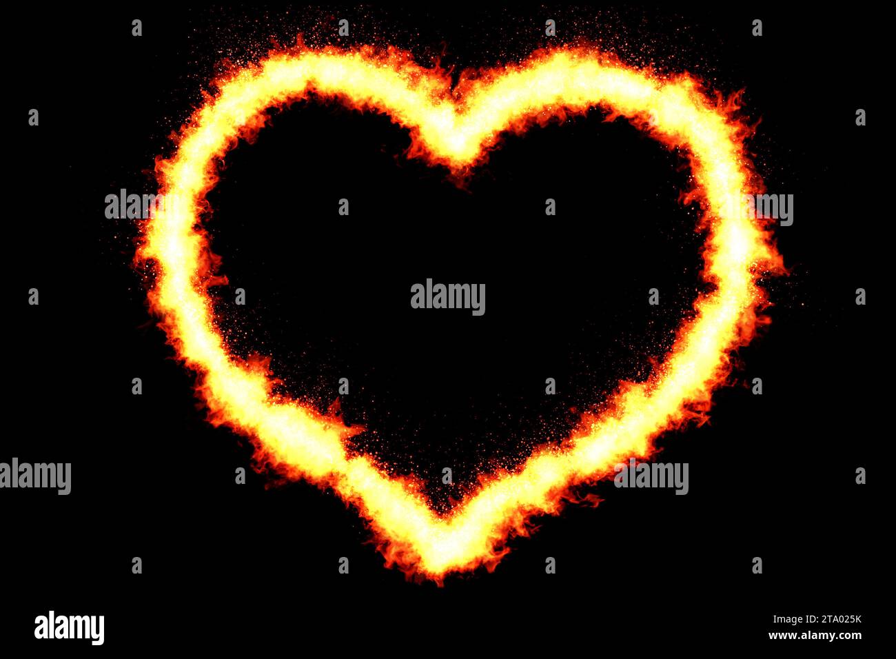 Herz aus brennenden Flammen auf schwarzem Hintergrund mit Feuerpartikeln, valentinstag und Liebeskonzept Stockfoto