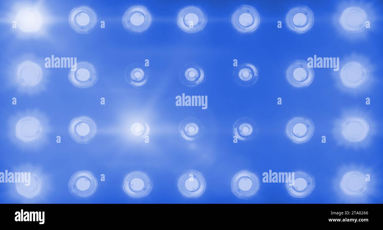 Blinkende, glänzende blaue Bühnenlichter Unterhaltung, Scheinwerferprojektoren im Dunkeln, blaue weiche Scheinwerfer schlagen auf schwarzem Hintergrund Stockfoto