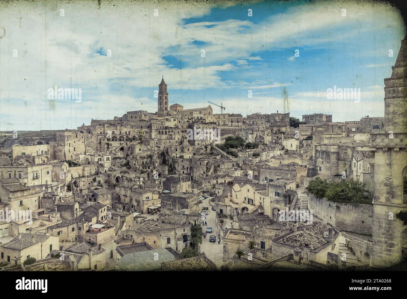 Panoramablick auf typische Steine (Sassi di Matera) und die Kirche von Matera unter blauem Himmel, alter Vintage-Retro-Effekt Stockfoto