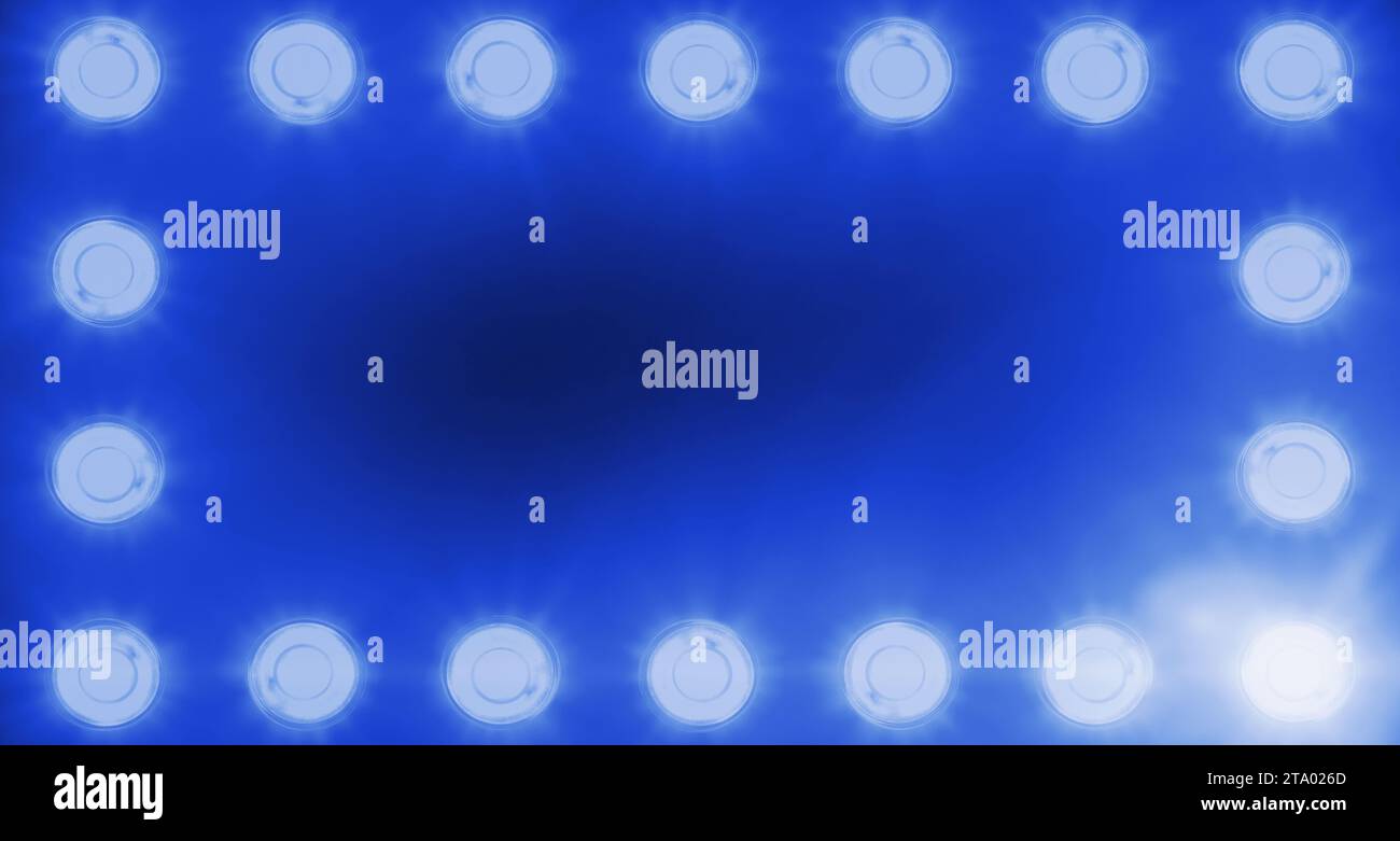 Rahmen aus blinkenden, glänzenden blauen Bühnenlichtern Unterhaltung, Scheinwerferprojektoren im Dunkeln, blauer, weicher Scheinwerfer treffen auf schwarzem Hintergrund Stockfoto