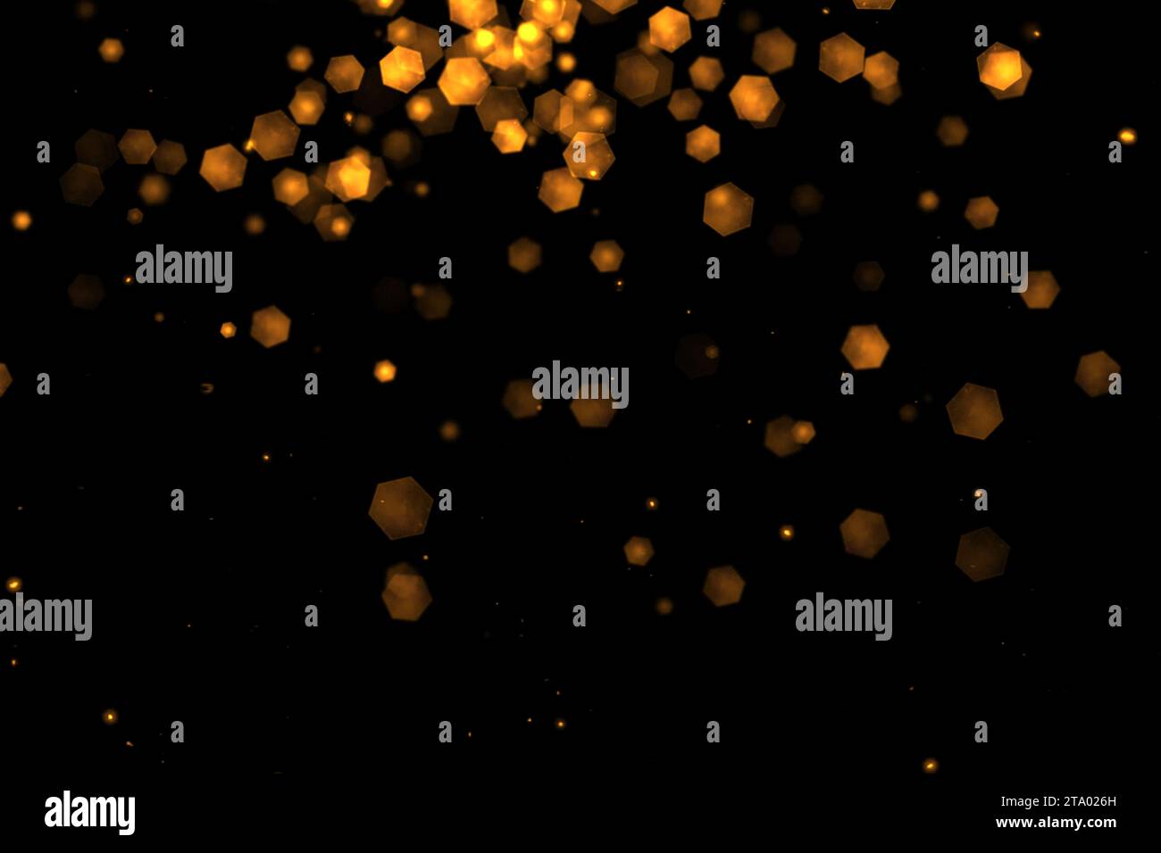 Goldenes weihnachtslicht Glanzpartikel Bokeh von oben auf schwarzem Hintergrund schleifbar, Feiertagsgratulierung Grußparty Happy New Year, weihnachtsfeier Konzept Stockfoto