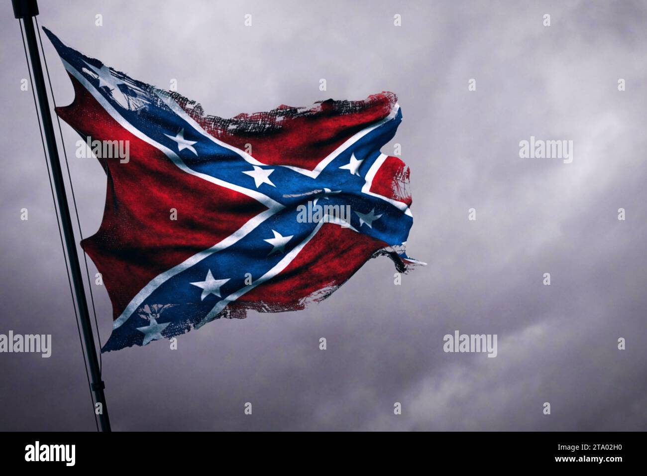 Ripped Tearn Grunge alte Nahaufnahme der wehenden konföderierten Flagge der nationalstaaten von amerika uns, Stoff Textur amerikanisches Symbol Zeichen auf bewölktem Himmel, dunkle geheimnisvolle Atmosphäre Stockfoto