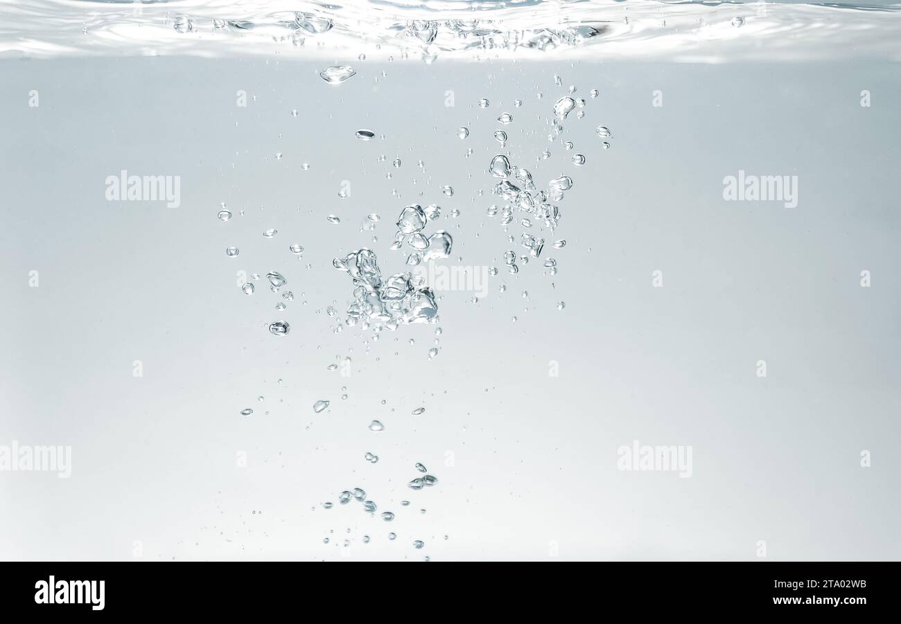 Frisches kohlensäurehaltiges Wasser im Glas mit Bläschen Hintergrund, Nahansicht, Gesundheit, Diät-Ernährungs-Konzept Stockfoto