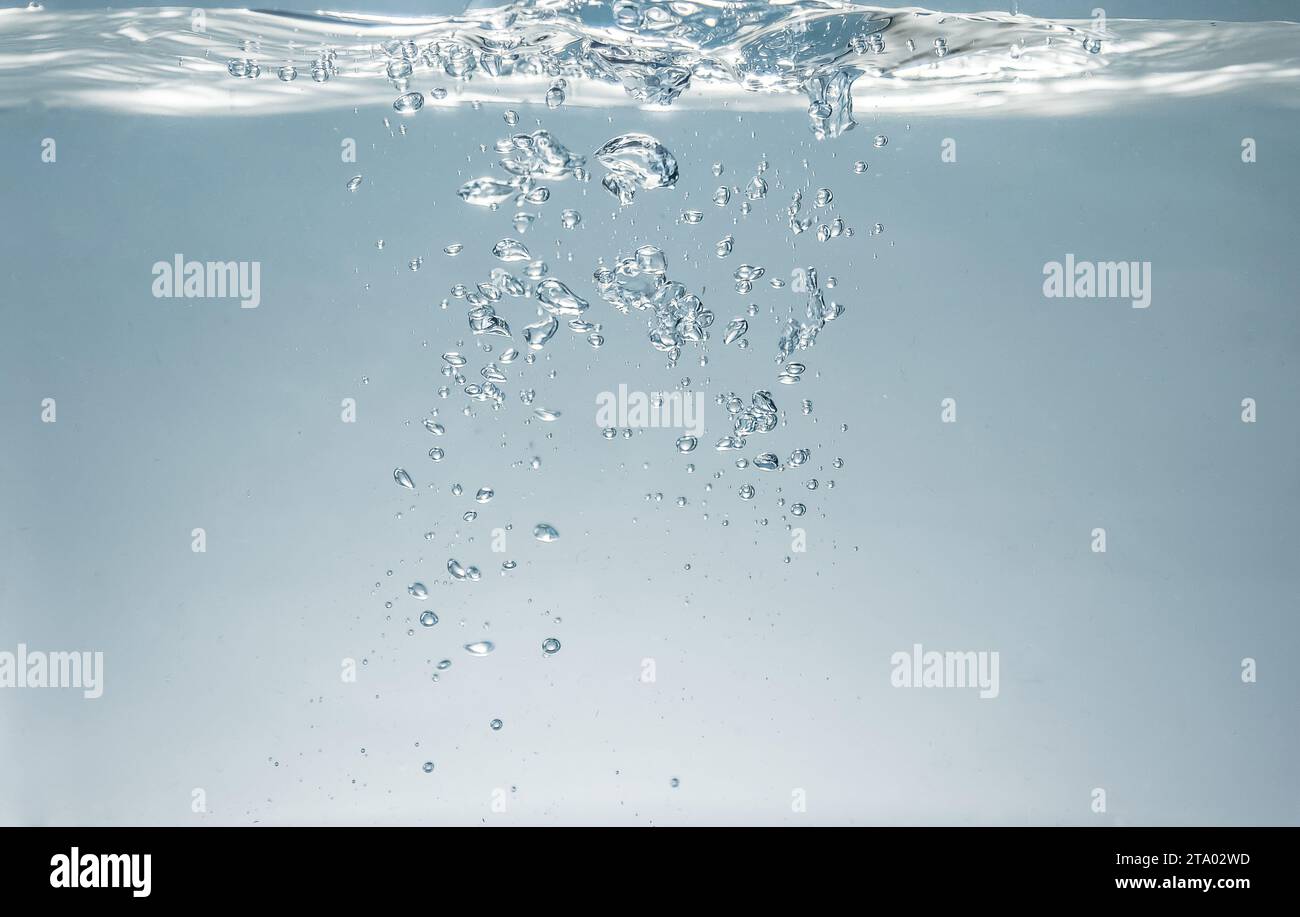 Frisches kohlensäurehaltiges Wasser im Glas mit Bläschen Hintergrund, Nahansicht, Gesundheit, Diät-Ernährungs-Konzept Stockfoto