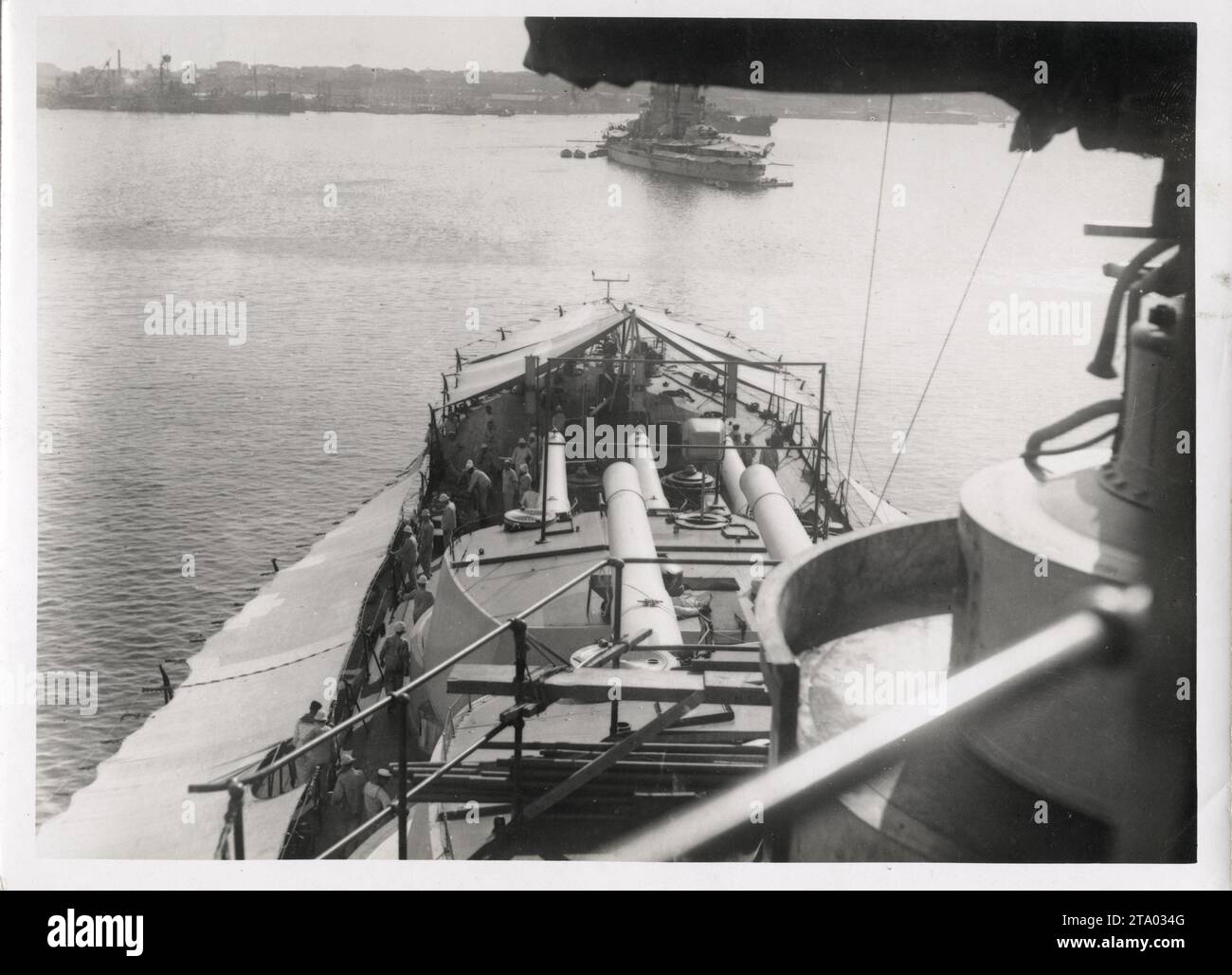 1. Weltkrieg – Barbette mit drei Kanonen auf italienischem Kriegsschiff Stockfoto