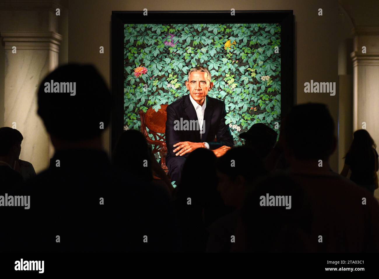 Washington, DC - 1. Juni 2018: People near the Portrait of the 44th President of the United States Barack Obama von Kehinde Wiley in National Portrait Stockfoto