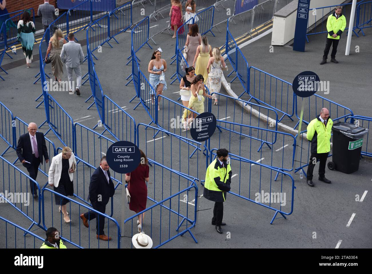 Sicherheitskräfte oder Sicherheitsmänner und Crowd Control Barrieren vor dem Chester Racehouse bei Ladies Day Chester Rennen in Chester England Großbritannien Stockfoto