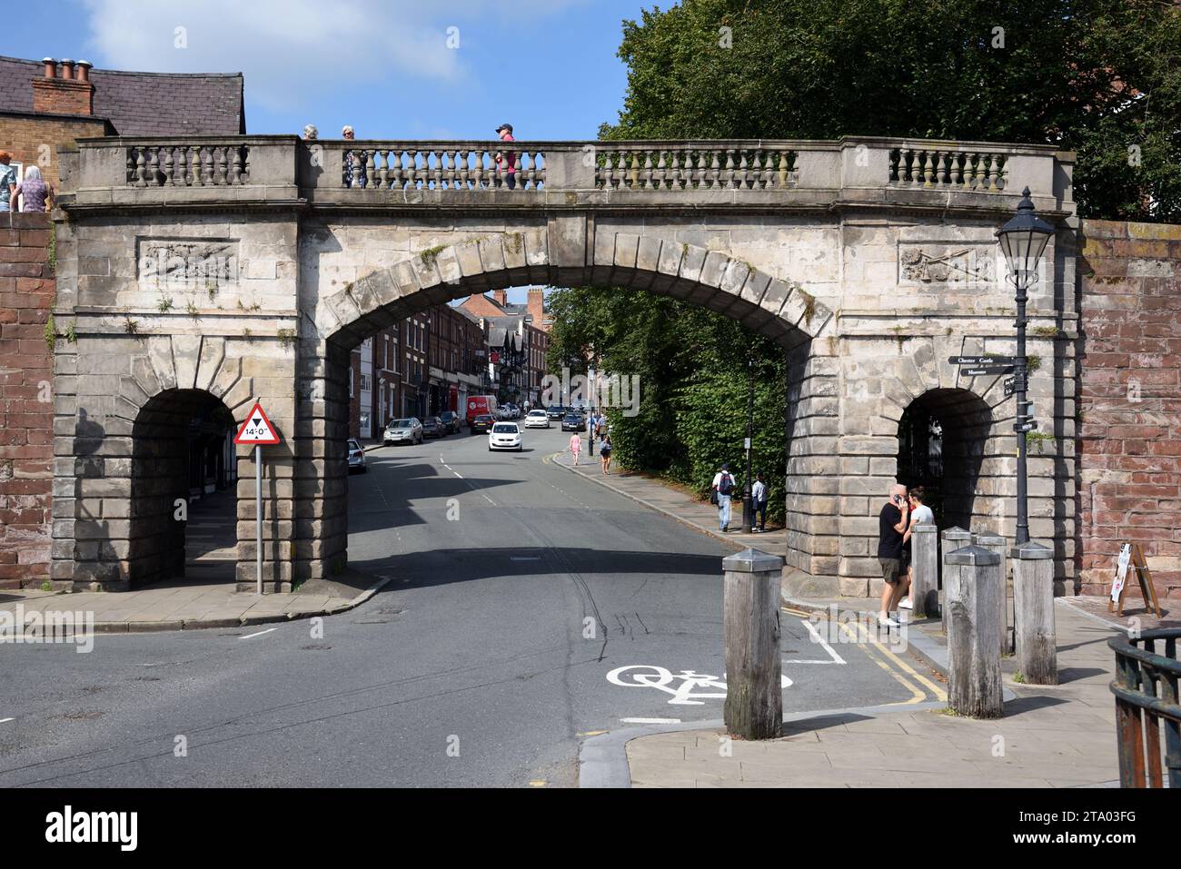 Bridge Gate oder Bridgegate (1781), eine neoklassizistische Brücke, die von Josepeh Turner entworfen wurde, Chester City Mauern in der Altstadt oder Historic District Chester Stockfoto