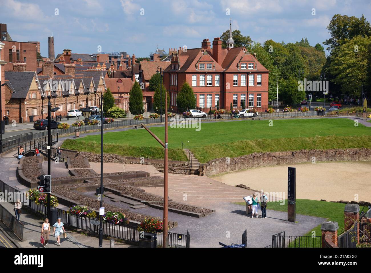 Touristen lesen Informationstafeln im römischen Amphitheater Chester Stockfoto