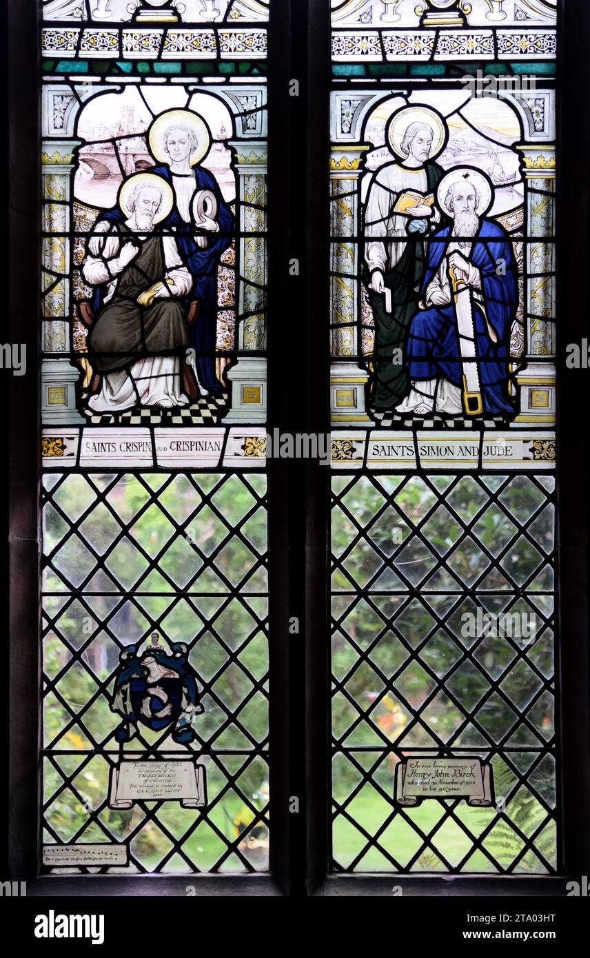 Heilige Crispin & Crispinian, St. Simon der Zealot & St. Jude der Apostel... Buntglasfenster in der Chester Kathedrale Stockfoto