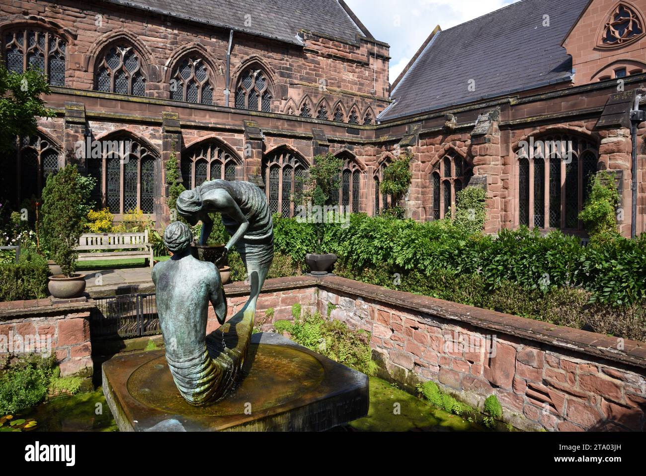 Brunnen Sculpture Water of Life (1994) von Stephen Broadbent, Jesus Christus und die Samarierin, im Cloister Garden oder Cloisters Chester Cathedral Stockfoto