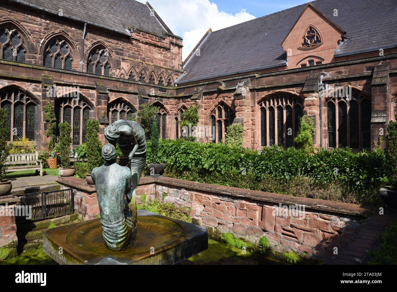 Brunnen Sculpture Water of Life (1994) von Stephen Broadbent, Jesus Christus und die Samarierin, im Cloister Garden oder Cloisters Chester Cathedral Stockfoto