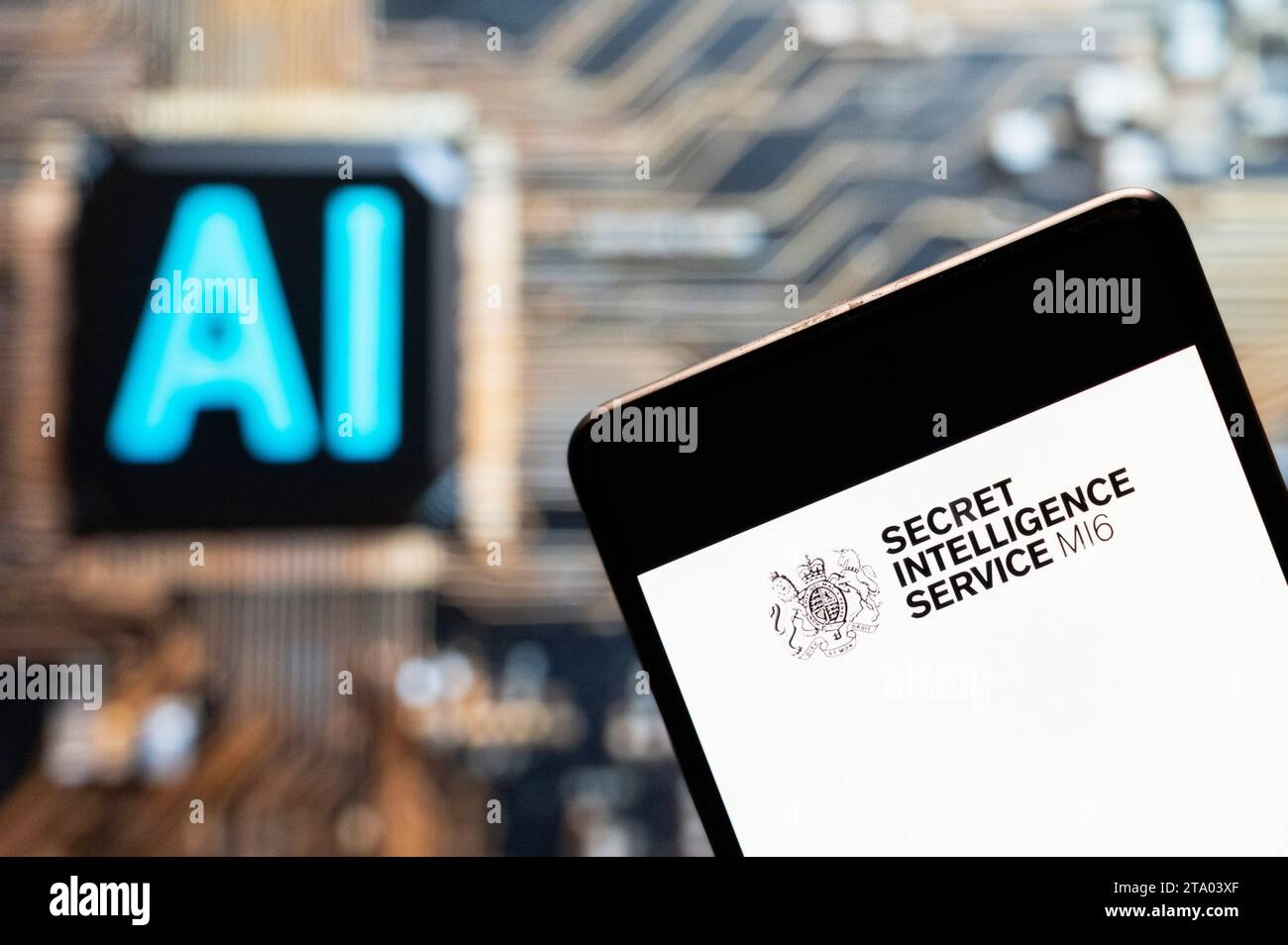China. November 2023. In dieser Fotoabbildung ist das Logo des Secret Intelligence Service (SIS), bekannt als MI6 (Military Intelligence, Section 6), das auf einem Smartphone mit einem Chip und einem Symbol für künstliche Intelligenz (KI) im Hintergrund zu sehen ist. (Credit Image: © Budrul Chukrut/SOPA Images via ZUMA Press Wire) NUR REDAKTIONELLE VERWENDUNG! Nicht für kommerzielle ZWECKE! Stockfoto