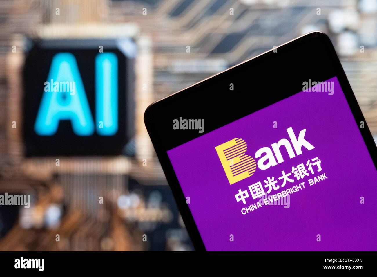 China. November 2023. In dieser Fotoabbildung wird das chinesische staatliche Bank- und Finanzdienstleistungsunternehmen China Everbright-Logo auf einem Smartphone mit einem Chip für künstliche Intelligenz (KI) und einem Symbol im Hintergrund dargestellt. (Credit Image: © Budrul Chukrut/SOPA Images via ZUMA Press Wire) NUR REDAKTIONELLE VERWENDUNG! Nicht für kommerzielle ZWECKE! Stockfoto