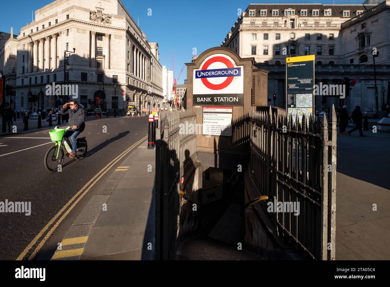 Der Eingang zur Bank Station in der Londoner U-Bahn befindet sich an der Kreuzung von Gracechurch St und Leadenhall St, London Stockfoto