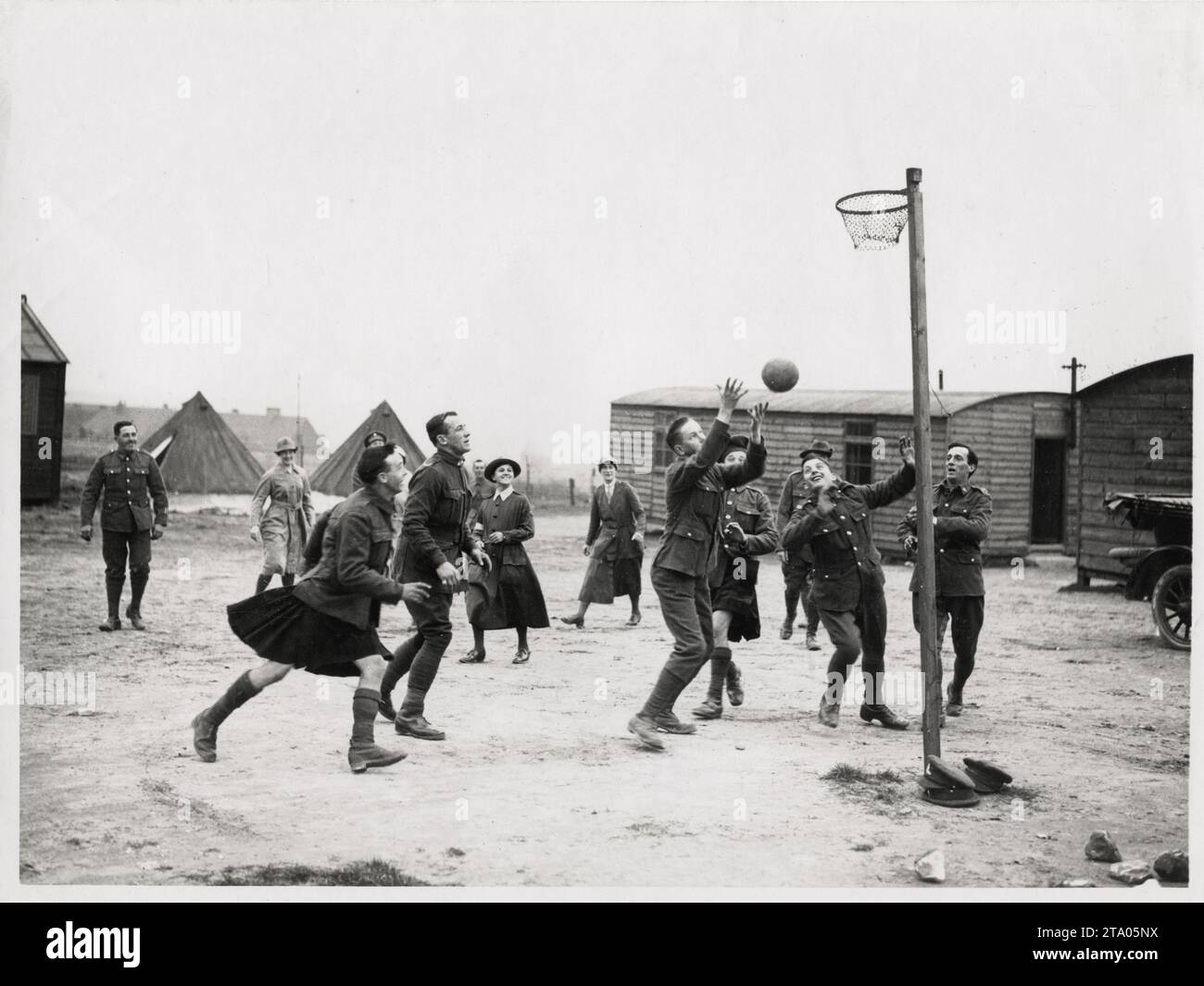 1. Weltkrieg: Rekonvaleszierende Soldaten spielen Basketball, Frankreich Stockfoto