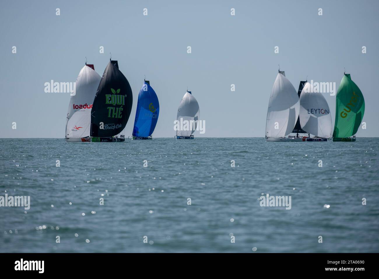 Flotte unter Spinaker beim 16. Einrumpfsegelrennen Solo Maître Coq, Championnat de France Elite de Course au Large, um Port Bourgenay und Les Sables d'Olonne, Frankreich, vom 29. April bis 2. Mai 2019 - Foto Olivier Blanchet / DPPI Stockfoto