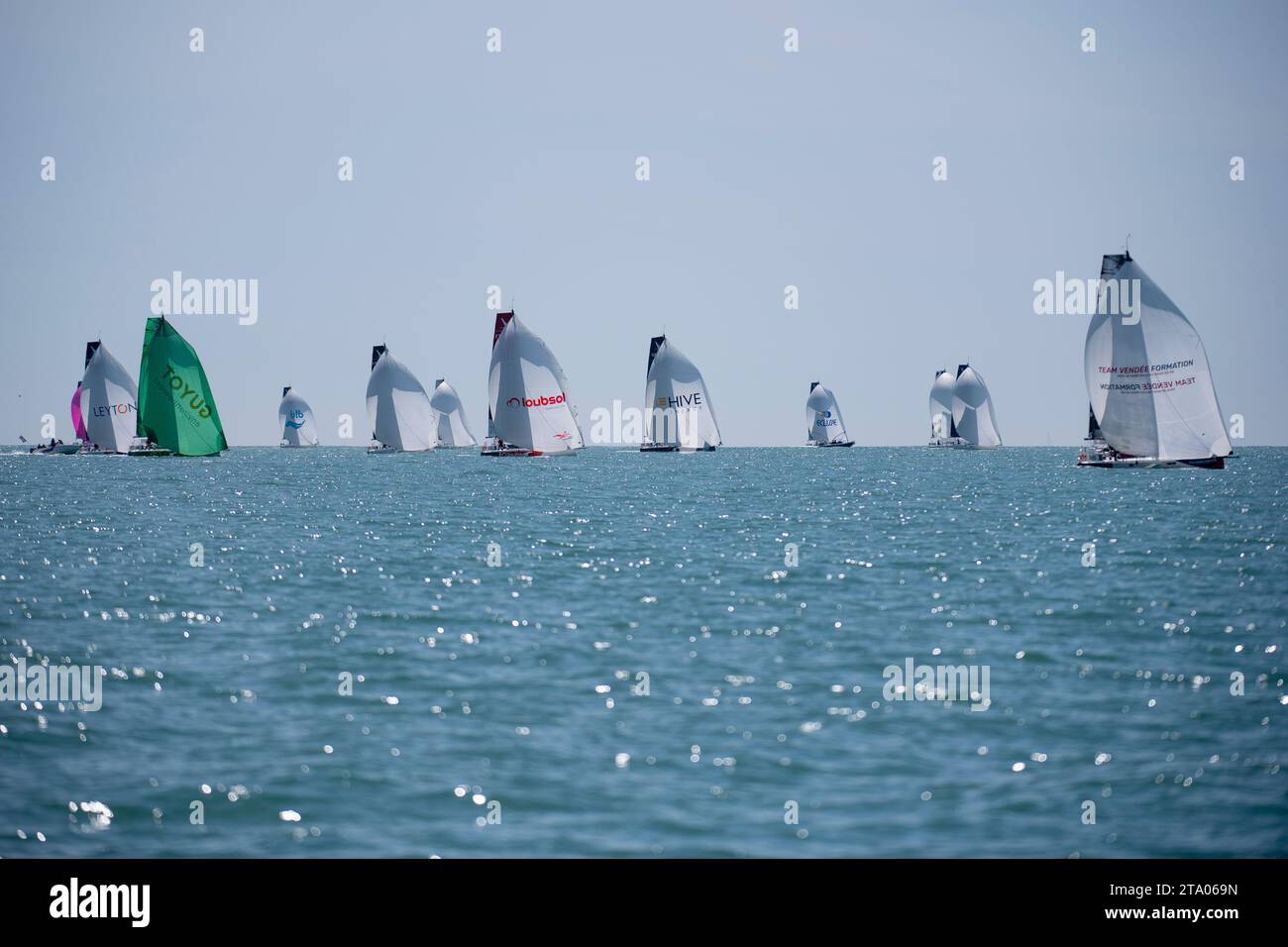 Flotte unter Spinaker beim 16. Einrumpfsegelrennen Solo Maître Coq, Championnat de France Elite de Course au Large, um Port Bourgenay und Les Sables d'Olonne, Frankreich, vom 29. April bis 2. Mai 2019 - Foto Olivier Blanchet / DPPI Stockfoto