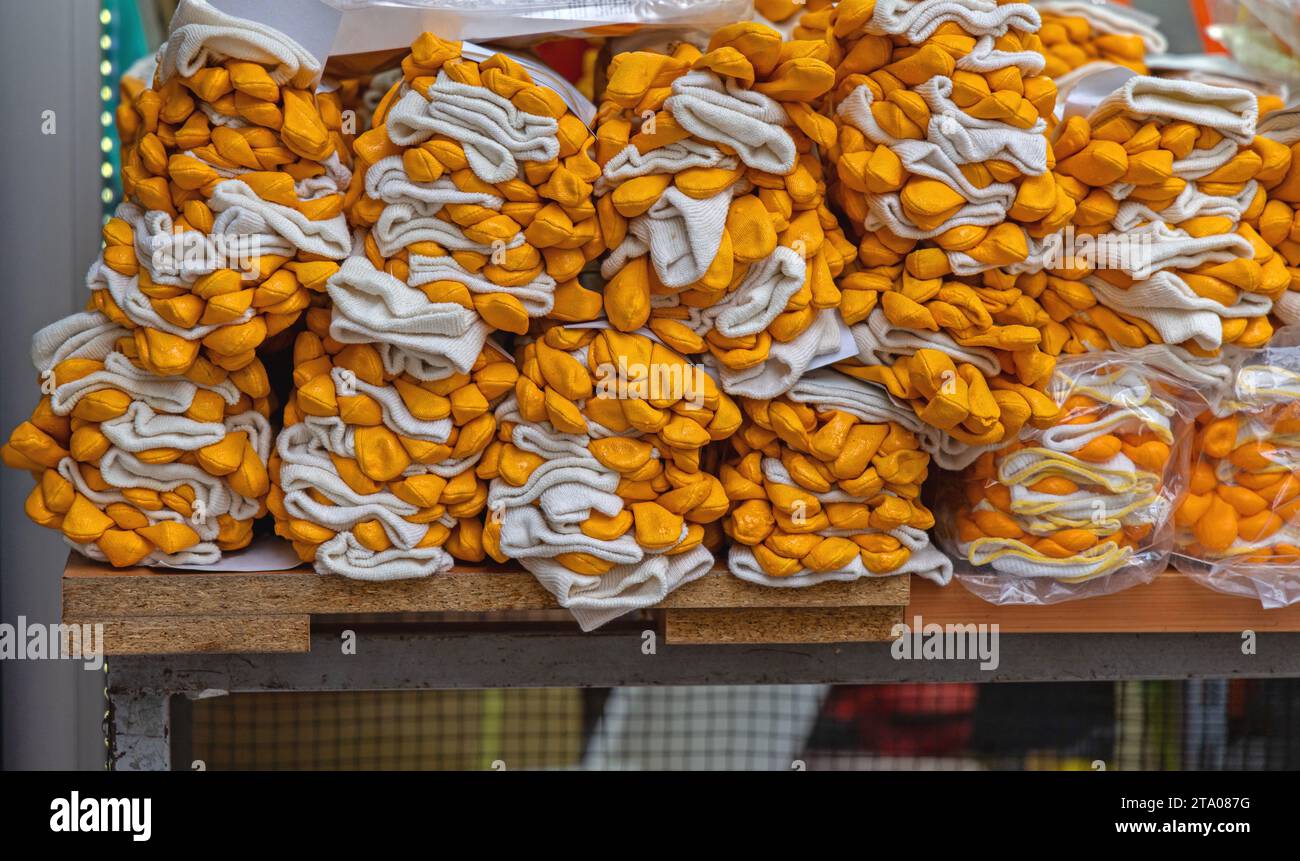 Dicke arbeitshandschuhe -Fotos und -Bildmaterial in hoher Auflösung – Alamy