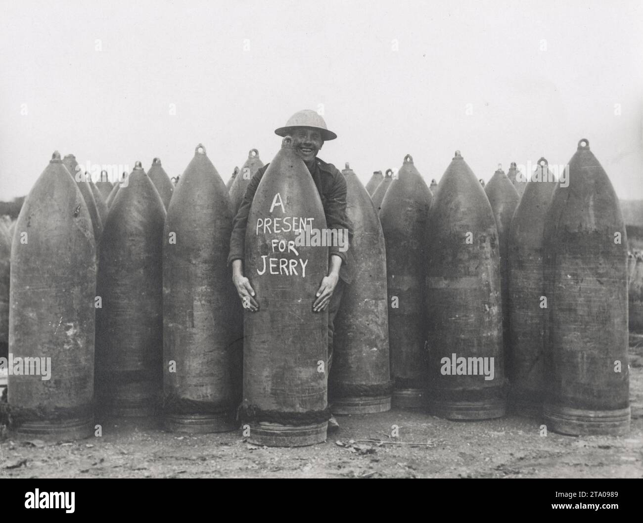 1. Weltkrieg: Soldat zeigt eine große Panzerung Stockfoto