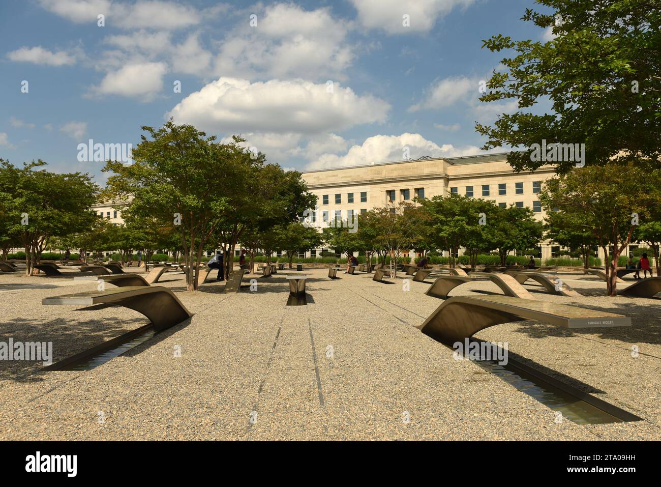 Washington, DC - 01. Juni 2018: Das Pentagon Memorial verfügt über 184 leere Bänke, das Pentagon Memorial ist den Opfern des 11. September 2001 gewidmet Stockfoto