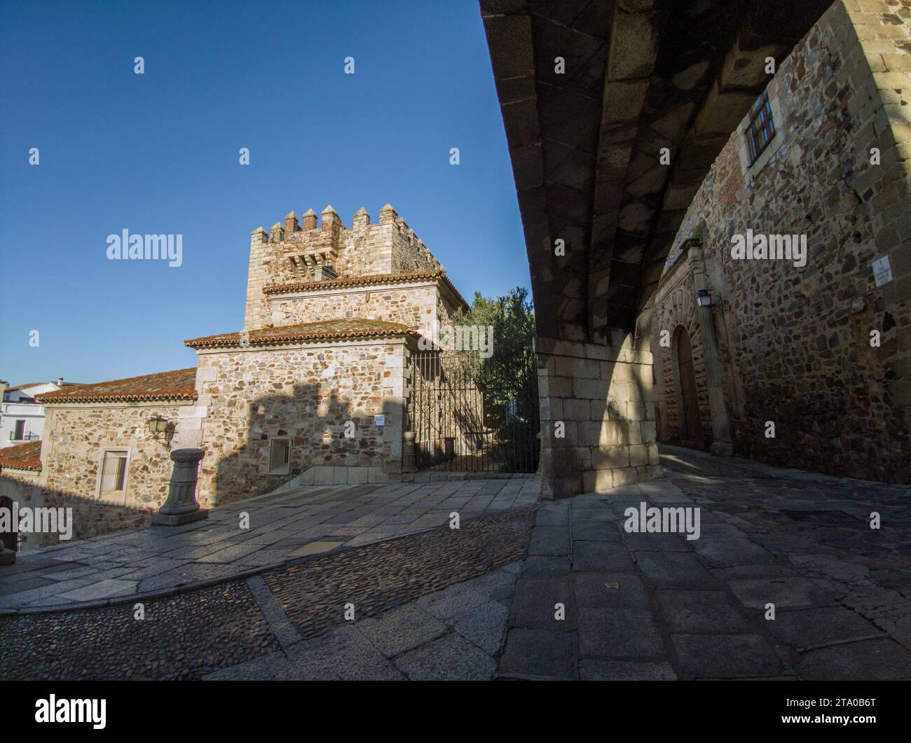 Estrella Arch Treppen mit Bujaco Tower unten. Hauptzugang zum Caceres Monumental Complex Stockfoto