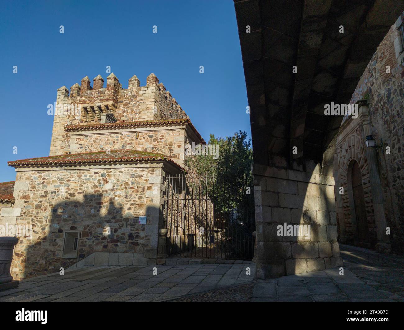 Estrella Arch Treppen mit Bujaco Tower unten. Hauptzugang zum Caceres Monumental Complex Stockfoto
