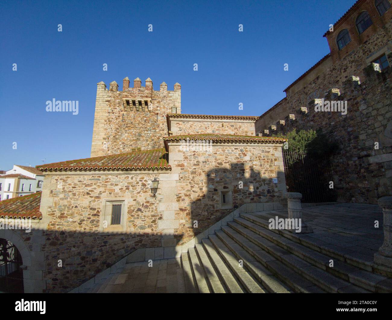 Estrella Arch Treppen mit Bujaco Tower unten. Hauptzugang zum Caceres Monumental Complex Stockfoto