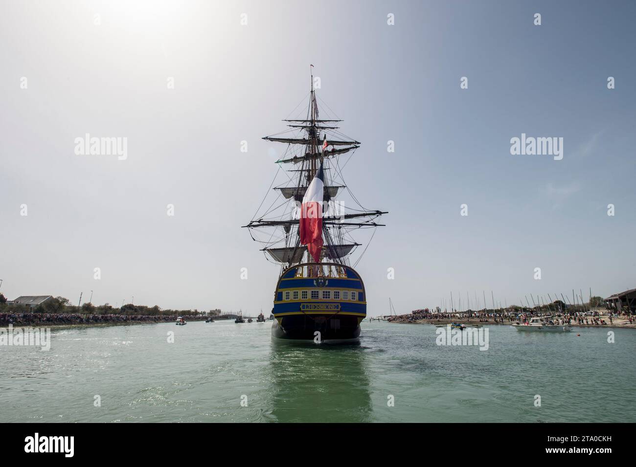 Das alte Fregattschiff L’Hermione verließ das Bassin des Chalutiers von La Rochelle nach Aix Island, bevor es am 18. april 2015 in La Rochelle in Frankreich nach Aix Island reiste – Foto Olivier Blanchet / DPPI Stockfoto