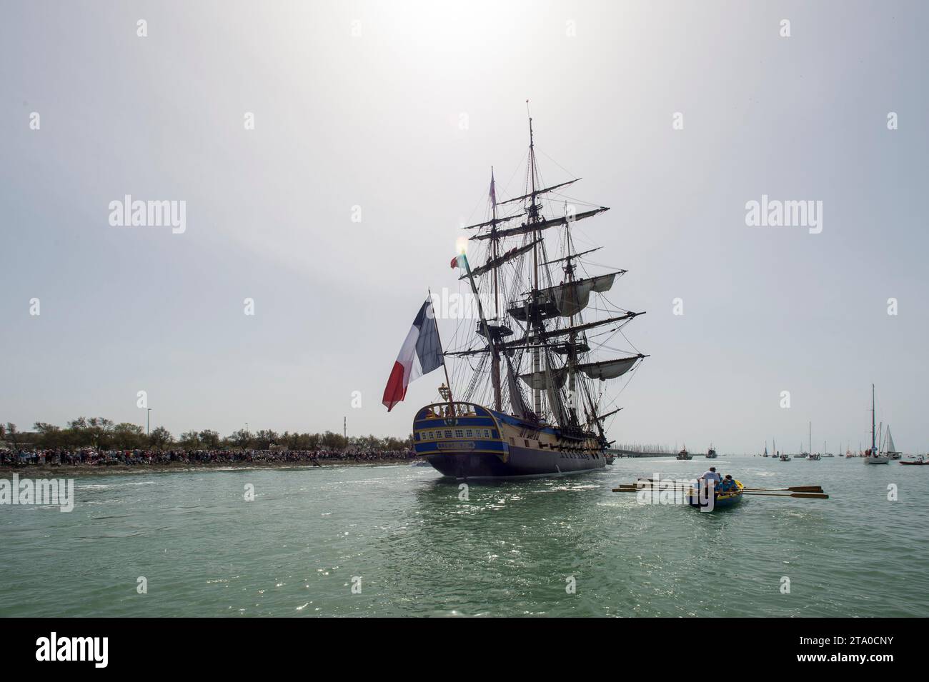 Das alte Fregattschiff L’Hermione verließ das Bassin des Chalutiers von La Rochelle nach Aix Island, bevor es am 18. april 2015 in La Rochelle in Frankreich nach Aix Island reiste – Foto Olivier Blanchet / DPPI Stockfoto
