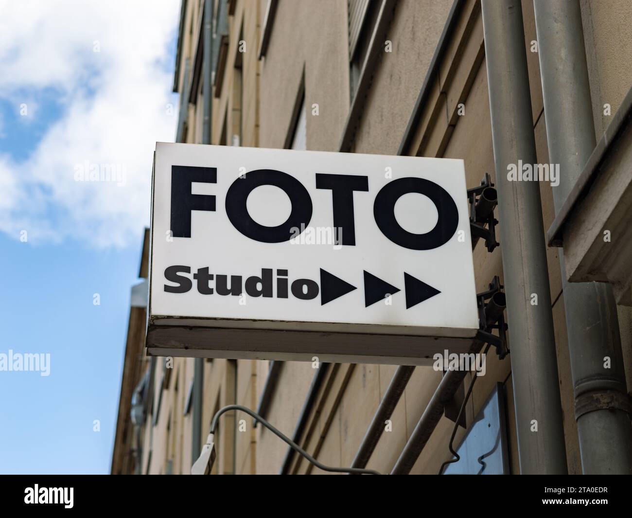 Fotostudio (Fotostudio) Schild an einem Gebäude außerhalb Deutschlands. Ein kleines Unternehmen, in dem Menschen Fotos für Anwendungen usw. erhalten können Stockfoto