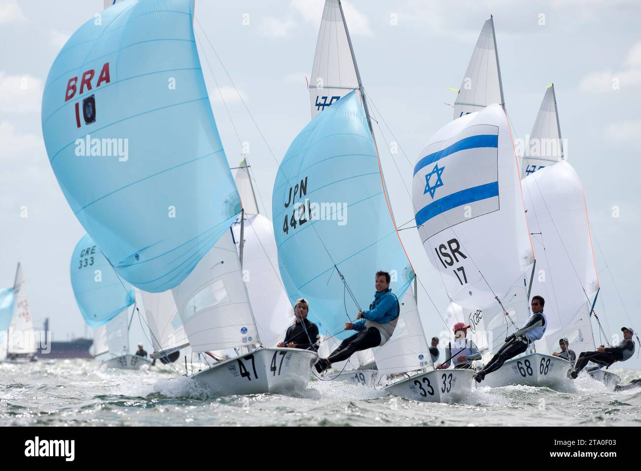 Segeln - Weltmeisterschaften 470 2013 - La Rochelle (Frankreich) - 07/08/2013 - Foto Olivier Blanchet / DPPI - Herren - Gelson MENDES / Gustavo THIESEN (BH 1) - Kazuto DOI / Kiminiko IMAMURA (JPN 4421) - Gal COHEN / Dan FROYLICHE (ISR 17) Stockfoto