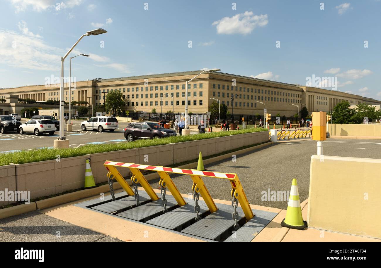 Washington, DC - 01. Juni 2018: Sicherheitsbarrieren vor dem Pentagon-Gebäude, Hauptquartier des US-Verteidigungsministeriums. Stockfoto