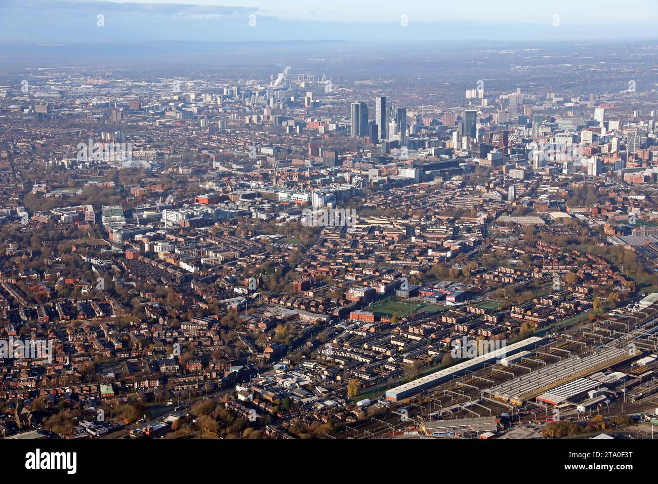 Aus der Vogelperspektive auf die Skyline des Stadtzentrums von Manchester aus dem Ardwick- und Longsight-Viertel der Stadt Stockfoto