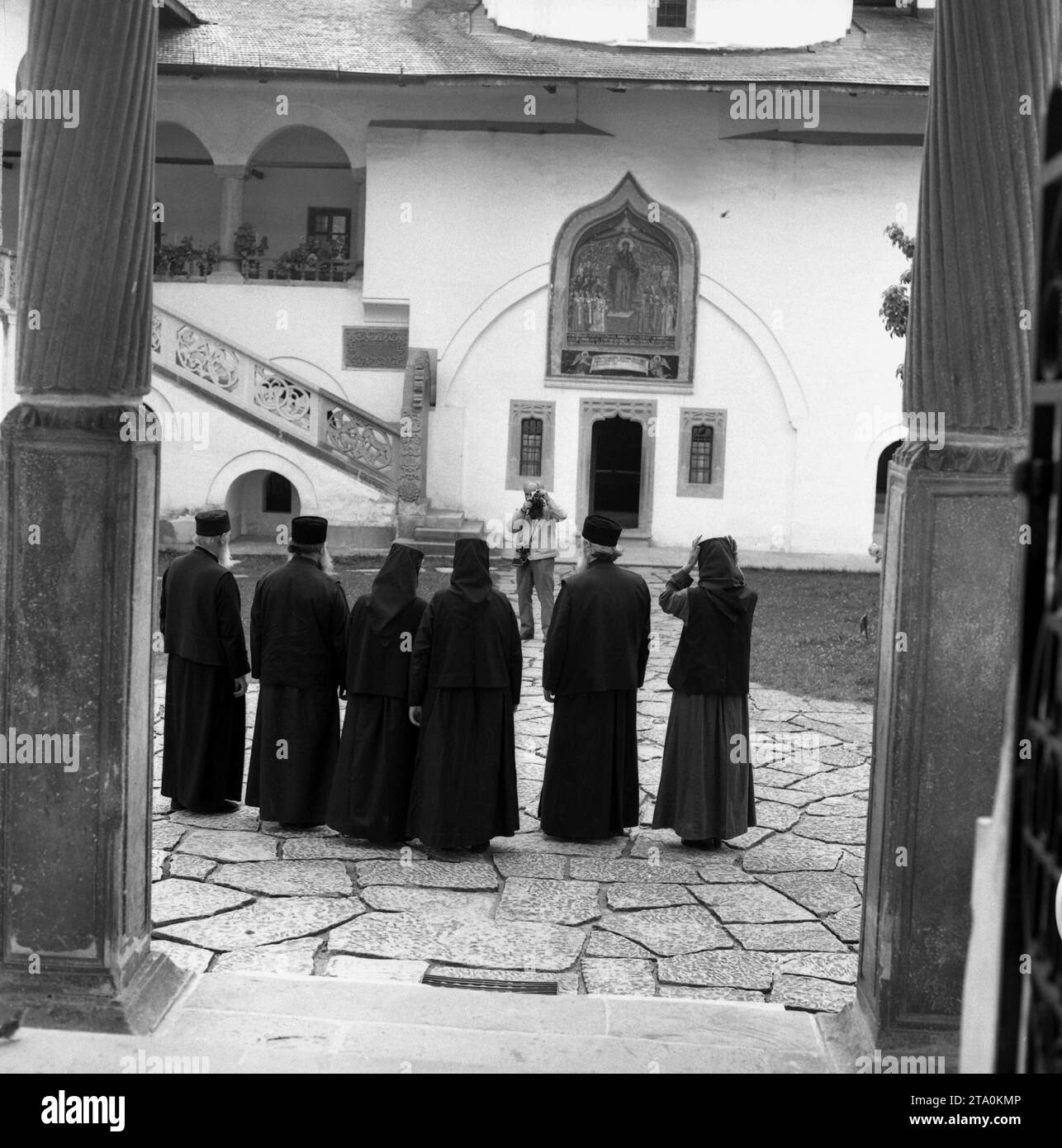 Komitat Valcea, Rumänien, ca. 1980. Ein Fotograf, der Fotos von einer Gruppe von Nonnen und Geistlichen im Kloster Horezu macht. Stockfoto