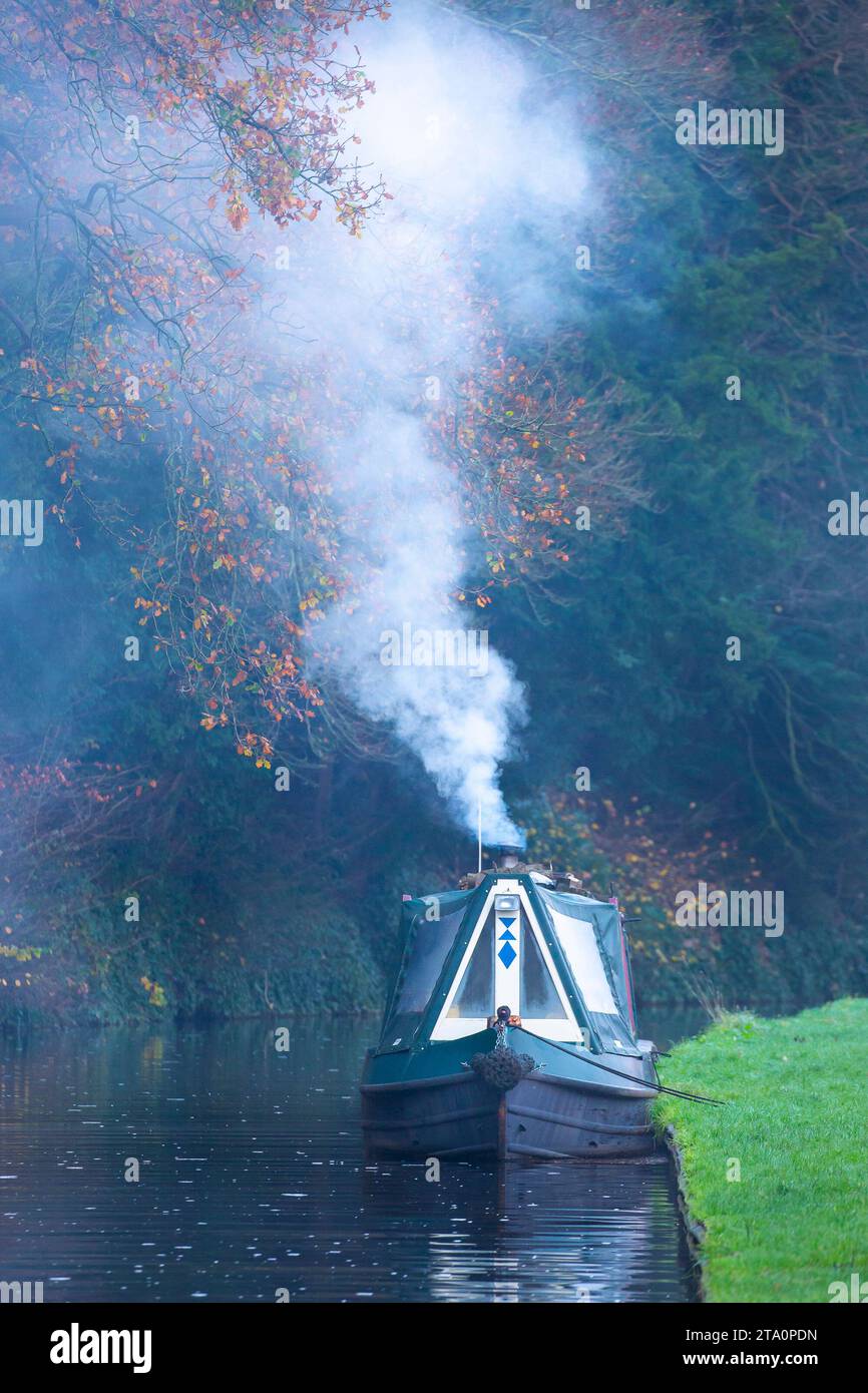 Kidderminster, Großbritannien. November 2023. Wetter in Großbritannien: Es ist ein weiterer kalter Tag in den Midlands mit Temperaturen nur ein paar Grad über dem Gefrierpunkt. Selbst wenn die Sonne durchbricht, bleibt die Temperatur heute sehr niedrig. Die Heizung ist für die meisten Menschen jetzt voll, und Holzbrenner sorgen für einige Mobilheime. Quelle: Lee Hudson/Alamy Live News Stockfoto