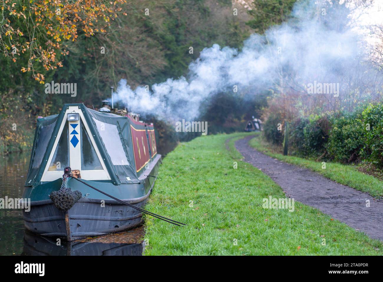 Kidderminster, Großbritannien. November 2023. Wetter in Großbritannien: Es ist ein weiterer kalter Tag in den Midlands mit Temperaturen nur ein paar Grad über dem Gefrierpunkt. Selbst bei Sonneneinbruch bleibt die Temperatur heute sehr niedrig. Die Heizung ist für die meisten Menschen jetzt voll, und Holzbrenner sorgen für einige Mobilheime. Quelle: Lee Hudson/Alamy Live News Stockfoto