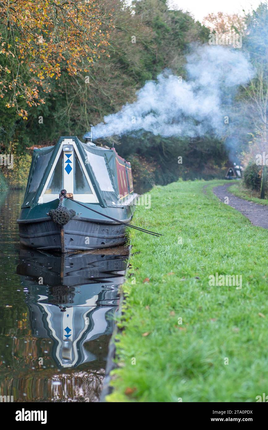 Kidderminster, Großbritannien. November 2023. Wetter in Großbritannien: Es ist ein weiterer kalter Tag in den Midlands mit Temperaturen nur ein paar Grad über dem Gefrierpunkt. Selbst bei Sonneneinbruch bleibt die Temperatur heute sehr niedrig. Die Heizung ist für die meisten Menschen jetzt voll, und Holzbrenner sorgen für einige Mobilheime. Quelle: Lee Hudson/Alamy Live News Stockfoto