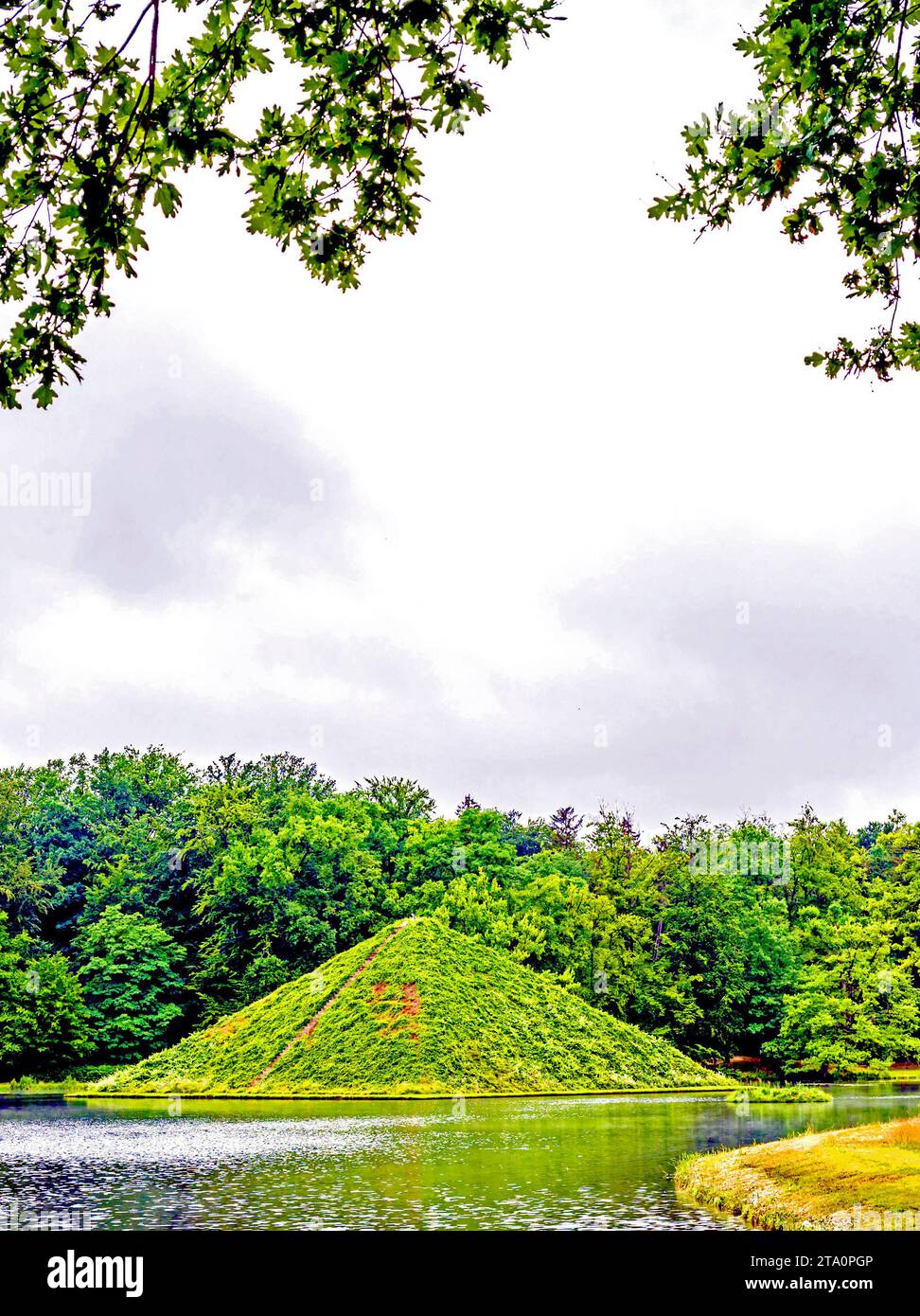 Pyramide im Schlosspark von Branitz Stockfoto
