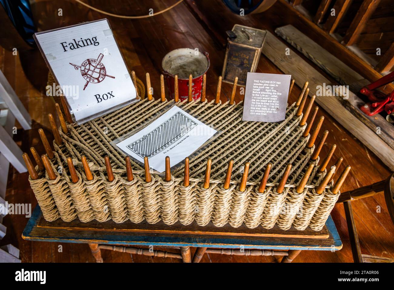 Historische Gegenstände, die zur Rettung von Schiffbrüchigen im Lake Michigan verwendet wurden. Hier ist eine gefälschte Box. Faking ist ein nautischer Begriff, der bedeutet, ein Seil zu wickeln oder methodisch anzuordnen, damit es „einsatzbereit“ ist. Die Fälschungsbox war eine lebensrettende Vorrichtung, die im 19. Und frühen 20. Jahrhundert zur Rettung von Seeleuten eingesetzt wurde. Sleeping Bear Point Coast Guard Station Maritime Museum, Glen Arbor Township, Vereinigte Staaten Stockfoto