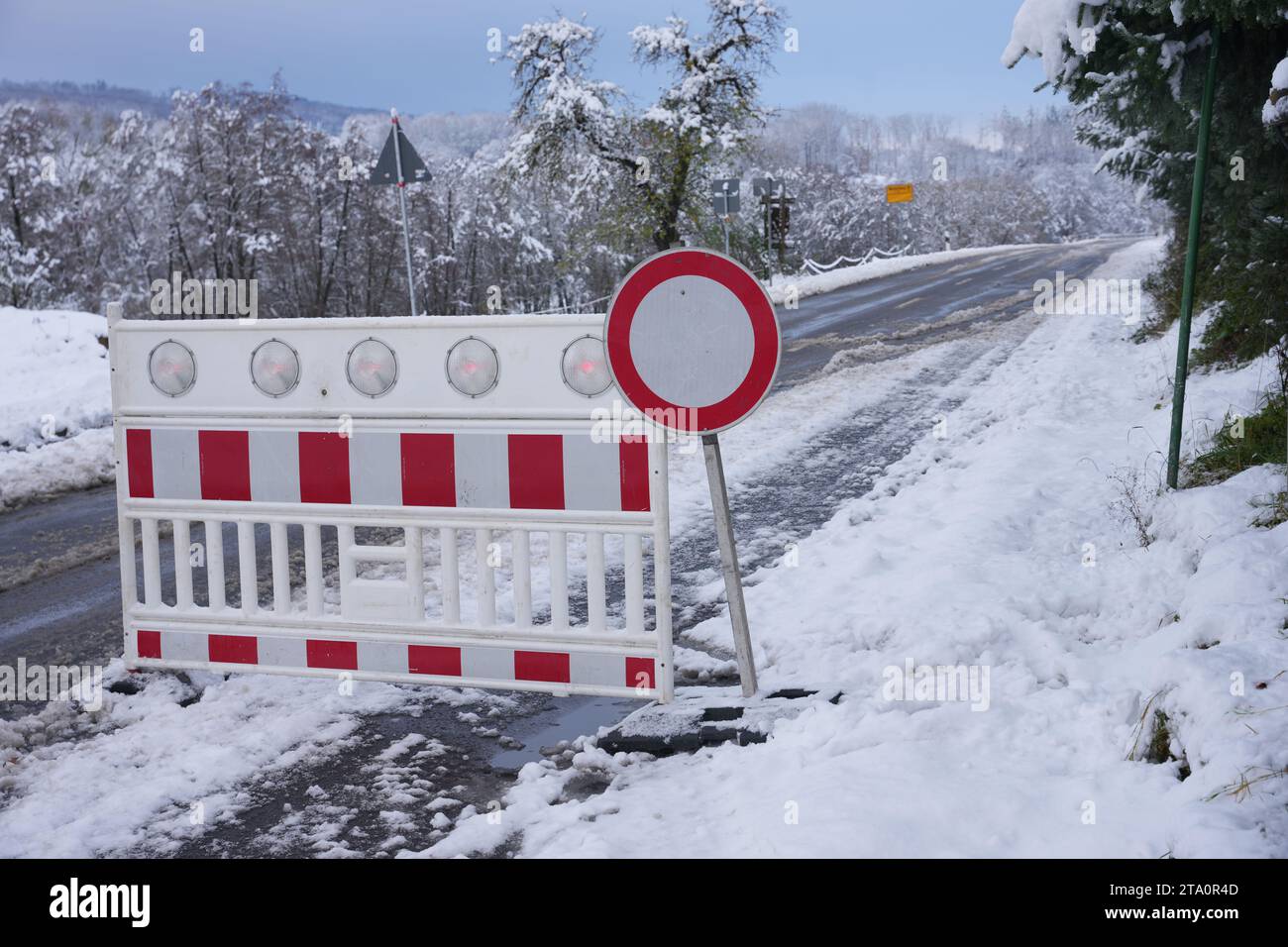 Westerburg, Deutschland. November 2023. Blick auf eine gesperrte Straße im Westerwald. Der Wintereinbruch hat in Teilen von Rheinland-Pfalz und Saarland Unfälle und Störungen auf den Straßen verursacht. Umgestürzte Bäume, vereiste Straßen und Schnee verursachten Probleme, vor allem in den höheren Teilen des Bundesstaates. Quelle: Thomas Frey/dpa/Alamy Live News Stockfoto