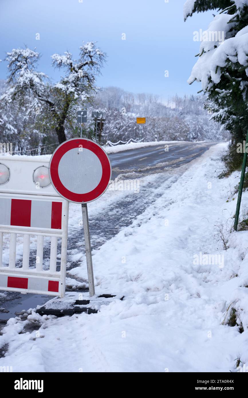 Westerburg, Deutschland. November 2023. Blick auf eine gesperrte Straße im Westerwald. Der Wintereinbruch hat in Teilen von Rheinland-Pfalz und Saarland Unfälle und Störungen auf den Straßen verursacht. Umgestürzte Bäume, vereiste Straßen und Schnee verursachten Probleme, vor allem in den höheren Teilen des Bundesstaates. Quelle: Thomas Frey/dpa/Alamy Live News Stockfoto