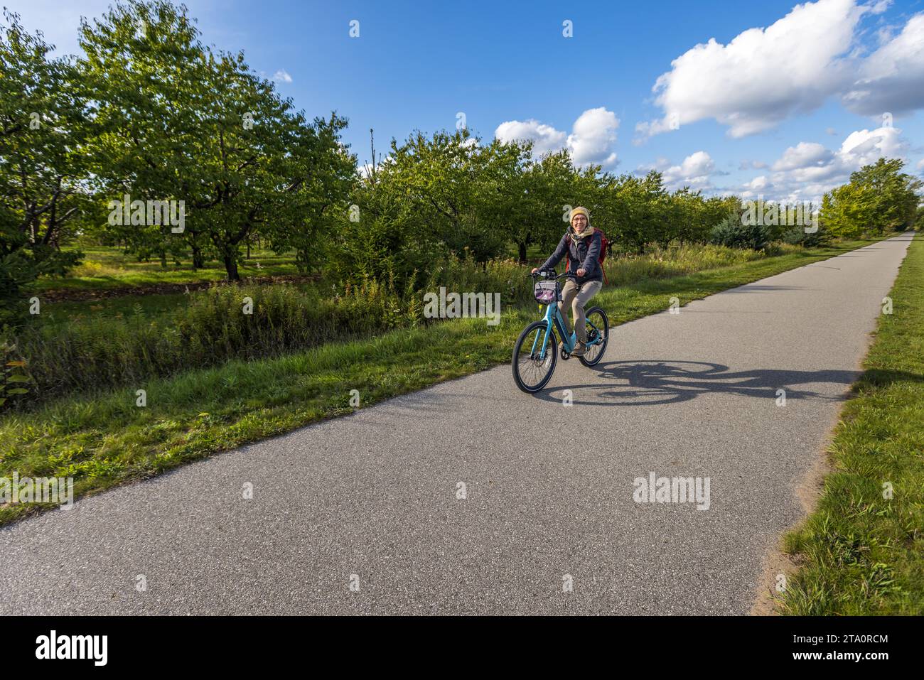 Fahrradtour auf dem Leelanau Trail. Der 27 km lange Freizeitweg auf der Westseite von Traverse City nach Suttons Bay ist Teil der U.S. Bicycle Route 35, Bingham Township, USA Stockfoto