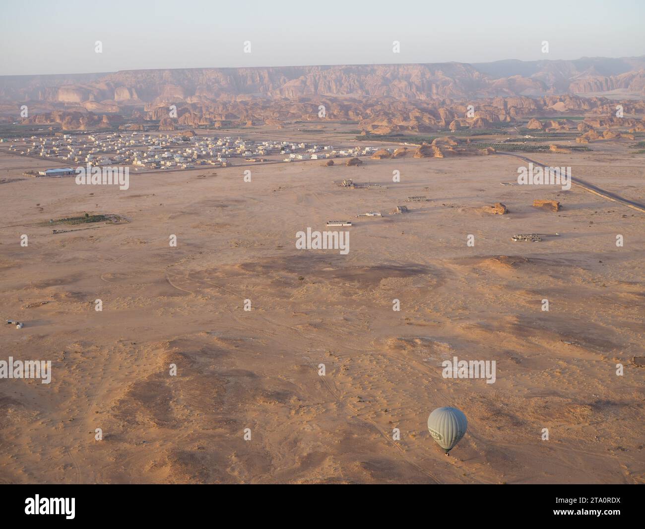 Heißluftballon über Hegra, Saudi-Arabien Stockfoto