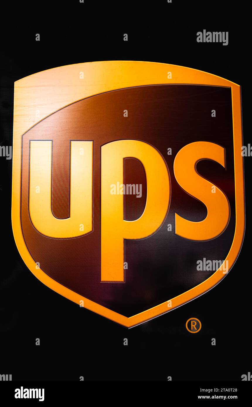 United Paketservice UPS-Zustellung und -Versand für Unternehmen weltweit für den gewerblichen Handel. UPS-Logo für Hintergrund. Amerikanisches multinationales Paket Stockfoto